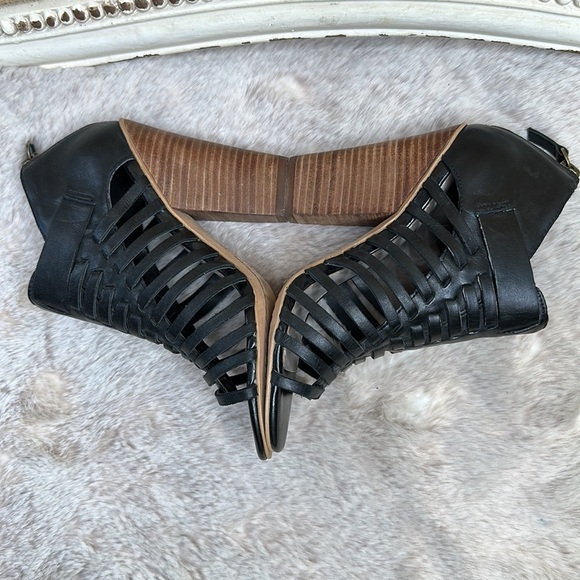 Hinge | Black Leather Woven Sandals with Stacked Heels - Picture 7 of 13